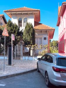 een auto geparkeerd voor een huis bij Happy Holiday Sintra in Sintra