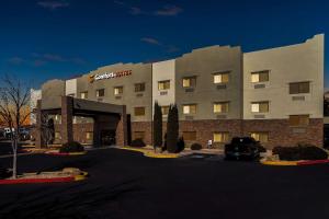 ein Hotel mit einem davor geparkt in der Unterkunft Comfort Suites University in Las Cruces