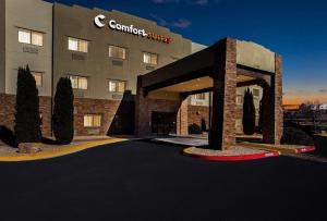 ein Hotel mit einem Gebäude in der Unterkunft Comfort Suites University in Las Cruces