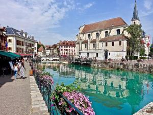 um rio numa cidade com um grupo de edifícios em Campanile Annecy - Cran Gevrier em Annecy