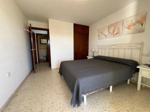 bonito apartamento matalascañas房間的床