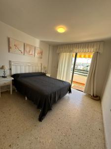 bonito apartamento matalascañas房間的床