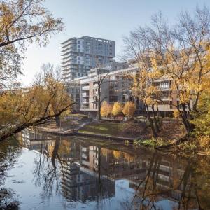 zbiornik wodny przed budynkiem w obiekcie Luksusowy apartament ze SPA we Wrocławiu