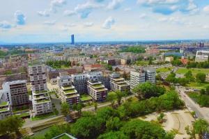 z góry widok na miasto z wysokimi budynkami w obiekcie Luksusowy apartament ze SPA we Wrocławiu