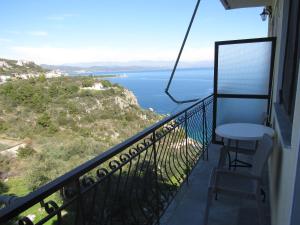 balcone con tavolo e vista sull'oceano di Kallisto studios a Gythio