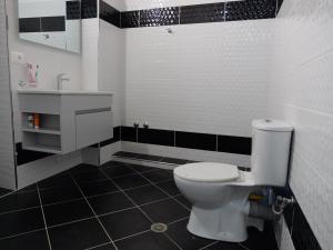 bagno con servizi igienici bianchi e lavandino di Kiri S.Apartaments a Sarandë