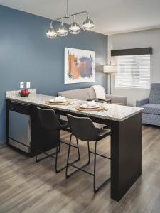 - une cuisine avec une grande île dans le salon dans l'établissement stayAPT Suites Louisville North-Clarksville, à Clarksville