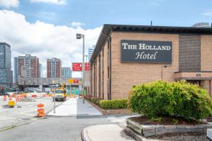 een gebouw met een bord dat het Hollywood hotel leest bij Holland Hotel Free Parking Jersey City in Jersey City