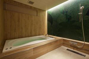 Das Bad ist mit einer Badewanne und einer Dusche ausgestattet. in der Unterkunft HOTEL FOURSEASONS KITAKAMI Adult only in Kitakami