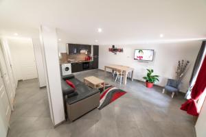 un soggiorno con divano e tavolo di Appartement Gardhenn Stadium LCLD Arena Groupama Lyon a Meyzieu