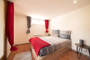 una piccola camera con letto e finestra di Appartement Gardhenn Stadium LCLD Arena Groupama Lyon a Meyzieu