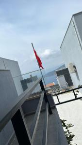 eine Flagge auf einem Gebäude mit einer Fahnenstange in der Unterkunft Kalkan Villa Paradise Honeymoon in Kaş