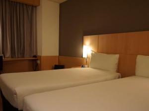 Tempat tidur dalam kamar di Ibis Girona