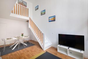 Телевизор и/или развлекательный центр в Duplex Cosy 6 personnes - 20 min Centre de Paris Metro 13 - Parking Gratuit