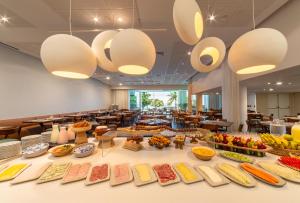 una linea a buffet con cibo in esposizione in una caffetteria di Lifestyle Laghetto Collection a Rio de Janeiro