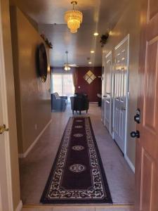 un pasillo con una alfombra en el suelo de una casa en I Deal Lake Powell Home 3BR, Jacuzzi, BBQ, Firepit, en Page