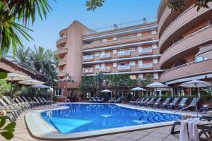 Bazén v ubytovaní Sunway Playa Golf & Spa Sitges alebo v jeho blízkosti