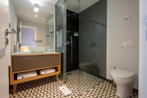 Un baño de Santa Catarina FLH Suites