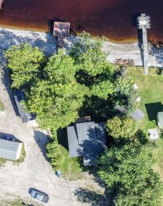 una vista aérea de un grupo de árboles cerca de una calle en Magnifique chalet au bord du Lac-Saint-Jean, en Roberval