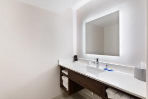 y baño con lavabo y espejo. en Holiday Inn Express Naperville, an IHG Hotel, en Naperville