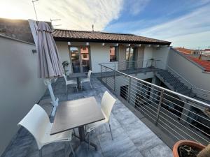 een balkon met een tafel en stoelen op een dak bij Lo Scrigno B&B in Càbras