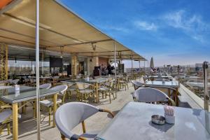 un ristorante con tavoli e sedie sul tetto di Mamlouk Pyramids Hotel a Il Cairo