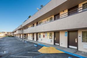 サンタローザにあるAmericas Best Value Inn Santa Rosaの建物前の空き駐車場