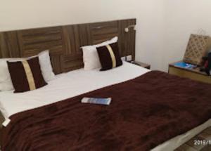 מיטה או מיטות בחדר ב-HOTEL SHEETAL REGENCY , Mathura