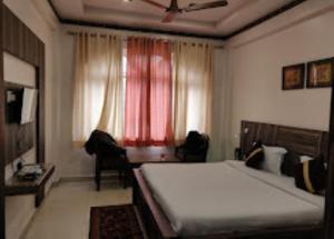 מיטה או מיטות בחדר ב-HOTEL SHEETAL REGENCY , Mathura