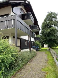 un edificio con un passaggio pedonale di fronte di Titiseehnsucht - Gemütliche Wohnung mit Parkplatz a Titisee-Neustadt