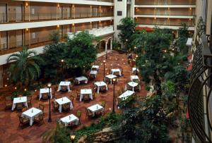 Restoran või mõni muu söögikoht majutusasutuses Woolley's Classic Suites Denver Airport