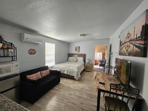 una camera con letto, divano e tavolo di Sun Guest House Pahrump a Pahrump