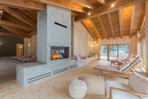 een woonkamer met een open haard in een huis bij Chalet Eden Eco Hotel, Restaurant & Wellness in La Thuile