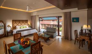 um quarto de hotel com uma cama e uma sala de estar em Uday Samudra Leisure Beach Hotel & Spa em Kovalam