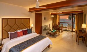 um quarto com uma cama e vista para o oceano em Uday Samudra Leisure Beach Hotel & Spa em Kovalam