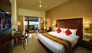 um quarto com uma cama grande num quarto de hotel em Uday Samudra Leisure Beach Hotel & Spa em Kovalam