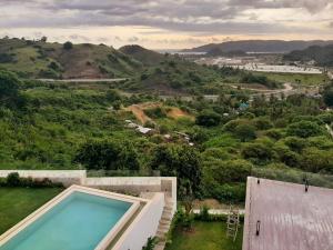 een zwembad aan de zijkant van een huis bij VILLA VALITO in Kuta Lombok