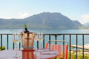 - une table avec deux verres et un seau de vin dans l'établissement Seehof Hotel Du Lac, à Weggis