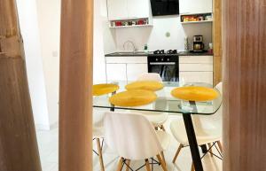 A kitchen or kitchenette at Apartament Alma