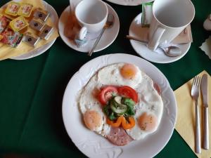 un plato de comida con huevos y verduras en una mesa en Rybí Dům, en Kocobedz