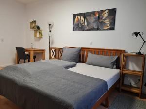 Cama ou camas em um quarto em City Pension Zwickau