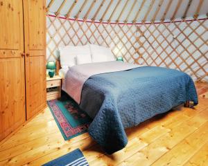 a bedroom with a bed in a yurt at Kadosa Jurta Apartman in Esztergom