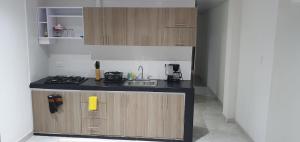 Kitchen o kitchenette sa Hermoso apartamento iluminado cerca al Metropolita