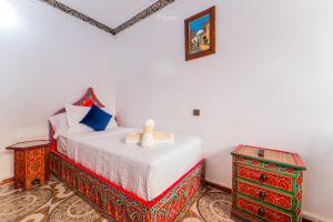 Un pat sau paturi într-o cameră la Hotel Chefchaouen