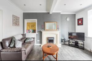 A television and/or entertainment centre at Captivating 2 bedroom home with conservatory