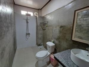 La salle de bains est pourvue de toilettes et d'un lavabo. dans l'établissement VangVieng Charming Boutique Hotel, à Vang Vieng