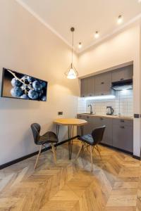 cocina y comedor con mesa y sillas en Self Check-in Apartments Maidan Area, en Kiev