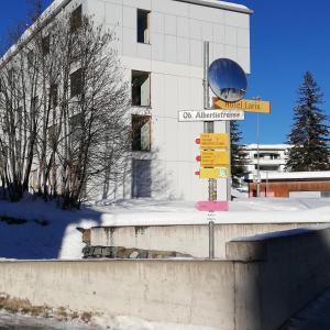 een straatbord voor een gebouw bij Chalet Alberti Davos Platz in Davos