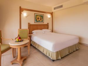 Giường trong phòng chung tại Hurghada Long Beach Resort