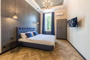 1 dormitorio con cama y pared de ladrillo en Self Check-in Apartments Maidan Area, en Kiev